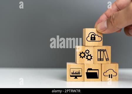 Holzwürfel für die Dokumentenverwaltung digitale Dateidaten online Cybersicherheit Schutz- und Datensicherheitskonzept. Stockfoto