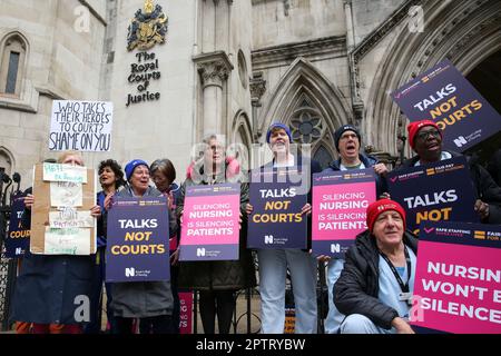 London, Großbritannien. 27. April 2023. Mitglieder des Royal College of Nursing mit Plakaten vor dem High Court. Die Regierung hat am 2. Mai eine Herausforderung für den geplanten Streik durch das Königliche Krankenpflegekollegium eingeleitet. Kredit: SOPA Images Limited/Alamy Live News Stockfoto