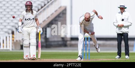 Birmingham, Großbritannien. 28. April 2023. Olly Hannon-Dalby Bowling in Warwickshire am 2. Tag des Spiels der LV County Championship zwischen Warwickshire CCC und Surrey CCC am Edgbaston Cricket Ground, Birmingham, England, am 28. April 2023. Foto: Stuart Leggett. Nur redaktionelle Verwendung, Lizenz für kommerzielle Verwendung erforderlich. Keine Verwendung bei Wetten, Spielen oder Veröffentlichungen von Clubs/Ligen/Spielern. Kredit: UK Sports Pics Ltd/Alamy Live News Stockfoto