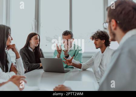 Eine Gruppe von multiethnischen medizinischen Fachkräften, darunter Ärzte, Chirurgen und Krankenschwestern, sind in einem Krankenhaus zusammengekommen, um die Patientenversorgung und zu diskutieren Stockfoto