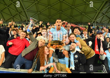 Melbourne, Australien. 28. April 2023 Im Bild: Andrew Nababout von Melbourne City feiert mit Fans, nachdem City den dritten A-League-Premiership-Titel in Folge im AAMI Park in Melbourne gewonnen hat. Kredit: Karl Phillipson/Alamy Live News Stockfoto