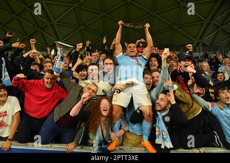 Melbourne, Australien. 28. April 2023 Im Bild: Andrew Nababout von Melbourne City feiert mit Fans, nachdem City den dritten A-League-Premiership-Titel in Folge im AAMI Park in Melbourne gewonnen hat. Kredit: Karl Phillipson/Alamy Live News Stockfoto