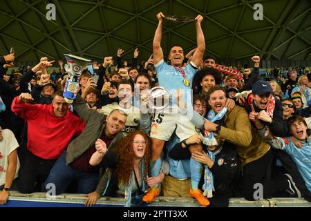 Melbourne, Australien. 28. April 2023 Im Bild: Andrew Nababout von Melbourne City feiert mit Fans, nachdem City den dritten A-League-Premiership-Titel in Folge im AAMI Park in Melbourne gewonnen hat. Kredit: Karl Phillipson/Alamy Live News Stockfoto