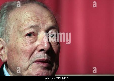 Filmregisseur Robin Hardy bei der Premiere des Wicker Tree, eine Folge von The Wicker man im Prince Charles Cinema in London. Stockfoto