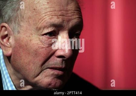 Filmregisseur Robin Hardy bei der Premiere des Wicker Tree, eine Folge von The Wicker man im Prince Charles Cinema in London. Stockfoto