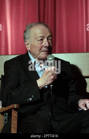 Filmregisseur Robin Hardy bei der Premiere des Wicker Tree, eine Folge von The Wicker man im Prince Charles Cinema in London. Stockfoto