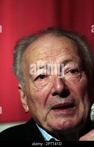 Filmregisseur Robin Hardy bei der Premiere des Wicker Tree, eine Folge von The Wicker man im Prince Charles Cinema in London. Stockfoto