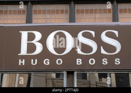 Reklametafeln Von Hugo Boss Bei Amsterdam Niederlande 27-4-2023 Stockfoto