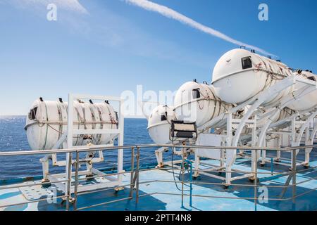 Mittelmeer, GNV-Fähre von Genua nach Tanger, Rettungsboote Stockfoto