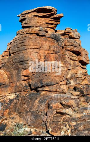 Felsformation in der Steppe der Mongolei, nördlich der Wüste Gobi Stockfoto