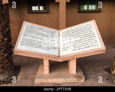 Marokko, Zagora, Marokko, Zagora, gemäldetes Schild in Zagora, Marokko, das den Weg nach Timbuktu und die Zeit zeigt, die benötigt wird, um es mit dem Kamel zu erreichen Stockfoto