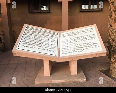 Marokko, Zagora, Marokko, Zagora, gemäldetes Schild in Zagora, Marokko, das den Weg nach Timbuktu und die Zeit zeigt, die benötigt wird, um es mit dem Kamel zu erreichen Stockfoto