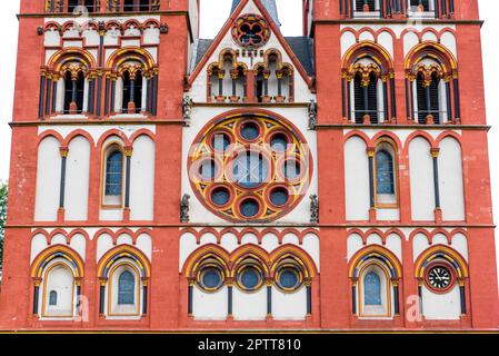 Die rot-weiße Außenfassade der Kathedrale von Limburg mit ihren zwei Haupttürmen Stockfoto