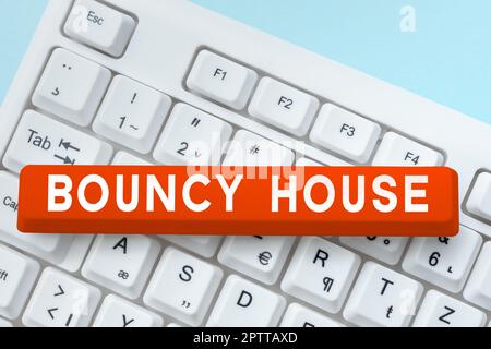 Das Schild zeigt Bouncy House, ein Wort, das auf einem automatisierten Programm geschrieben wurde, das über das Internet läuft Künstliche Intelligenz Stockfoto