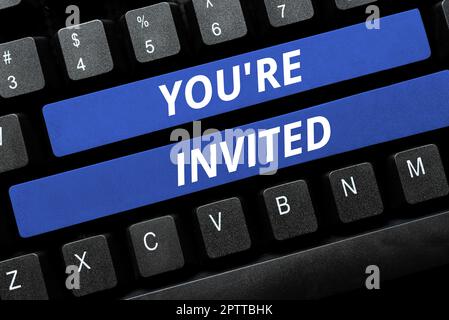 Schild mit der Aufschrift „You'Re invited, Word Writed on Please join US in our celebrate Welcome be a Guest“ Stockfoto