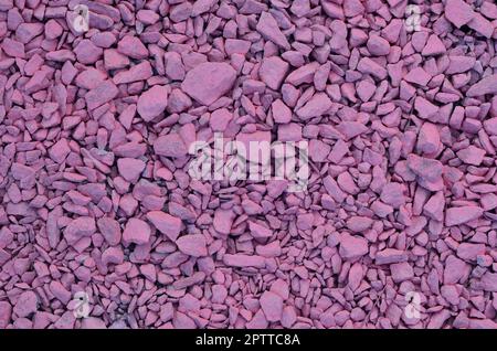 Textur aus einem Haufen Schotter, in rosa Farbe lackiert. Hintergrundbild von vielen rosa Steine in verschiedenen Formen und Größen Stockfoto