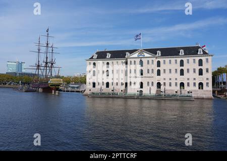 Eine Nachbildung des niederländischen ostindiamanischen Schiffes „Amsterdam“ liegt neben dem niederländischen Schifffahrtsmuseum in Amsterdam, Holland Stockfoto