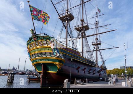 Eine Nachbildung des niederländischen ostindiamanischen Schiffes „The Amsterdam“. Das ursprüngliche Schiff wurde an der Südküste Englands, nahe Hastings, bei einem Sturm am 26. Januar 1749 zerstört, die Überreste des Rumpfes sind noch da Stockfoto