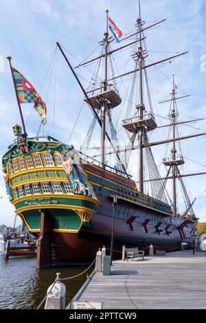 Eine Nachbildung des niederländischen ostindiamanischen Schiffes „The Amsterdam“. Das ursprüngliche Schiff wurde an der Südküste Englands, nahe Hastings, bei einem Sturm am 26. Januar 1749 zerstört, die Überreste des Rumpfes sind noch da Stockfoto