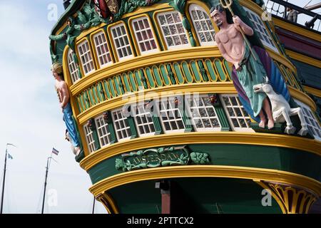 Eine Nachbildung des niederländischen ostindiamanischen Schiffes „The Amsterdam“. Das ursprüngliche Schiff wurde an der Südküste Englands, nahe Hastings, bei einem Sturm am 26. Januar 1749 zerstört, die Überreste des Rumpfes sind noch da Stockfoto