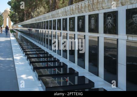 Gedenksteine für die Gefallenen, in der Martyrs Lane. Gedenken an diejenigen, die im "Schwarzen Januar" 1990 und im Bergkarabach-Krieg 1994 ihr Leben verloren haben Stockfoto