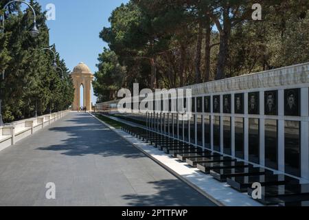 Gedenksteine für die Gefallenen, in der Martyrs Lane. Gedenken an diejenigen, die im "Schwarzen Januar" 1990 und im Bergkarabach-Krieg 1994 ihr Leben verloren haben Stockfoto