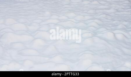 Die Textur der kleinen Schneewehen auf dem Boden Stockfoto