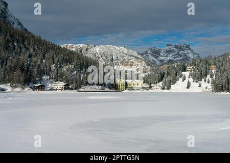 Panoramablick auf den gefrorenen Misurina-See in den Dolomiten, Italien, im Winter Stockfoto