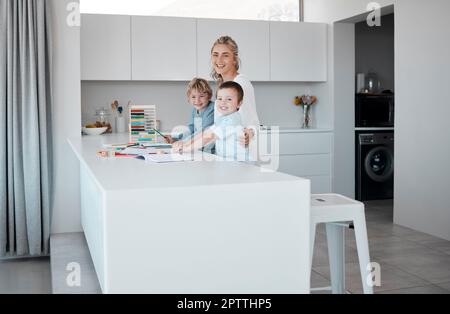 Porträt einer alleinerziehenden Mutter, die während des Heimatschool-Unterrichts zu Hause kleine Söhne unterrichtet. Nette kleine kaukasische Jungen lernen, wie man liest und schreibt, während ihre Stockfoto