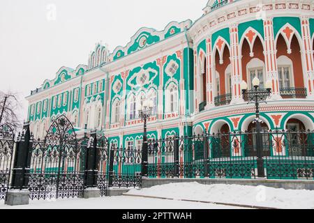 Sevastyanov House auch das Haus der Gewerkschaften in Jekaterinburg in Russland in der Nacht und in der Wintersaison. Es ist ein Palast, der im ersten Viertel von XIX Cen erbaut wurde Stockfoto