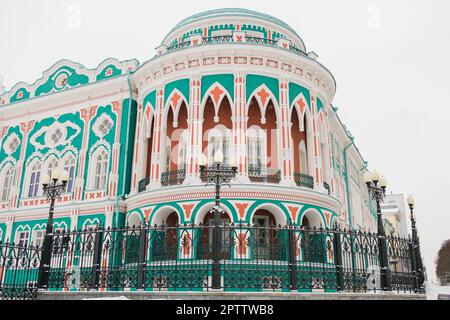 Sevastyanov House auch das Haus der Gewerkschaften in Jekaterinburg in Russland in der Nacht und in der Wintersaison. Es ist ein Palast, der im ersten Viertel von XIX Cen erbaut wurde Stockfoto