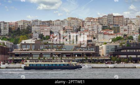 Istanbul, Türkei - 1. September 2022: Fährschifffahrt in der Bosporus-Straße vor Galataport, einem Mixed-Use-Unternehmen im Nachbarland Karakoy Stockfoto