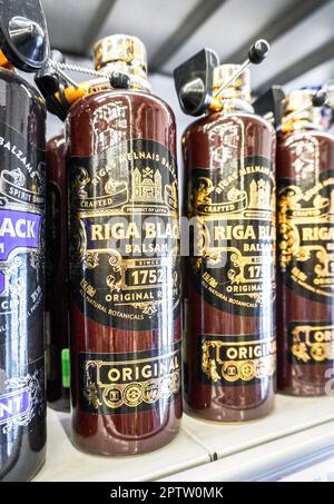 Samara; Russland - 21. April; 2023: Riga Black Balsam ist ein traditioneller lettischer Kräuterlikör, der im Supermarkt im Regal verkauft werden kann. Abgefüllte Alkoholiker Stockfoto
