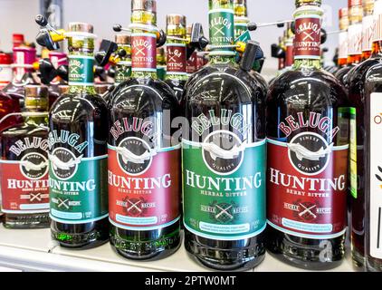 Samara, Russland - 21. April 2023: Beluga Kräuterbitter im Regal eines Supermarkts. Alkoholische Getränke in Flaschen und Spirituosen. Starker alkoholischer Be Stockfoto