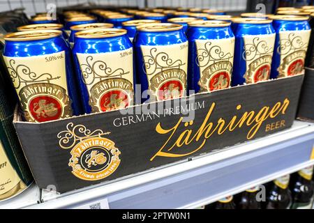 Samara, Russland - 21. April 2023: Zahringer alkoholisches Konservenbier auf dem Regal im Superstore. Deutsches Bier. Verschiedene alkoholische Getränke und Spirituosen Stockfoto