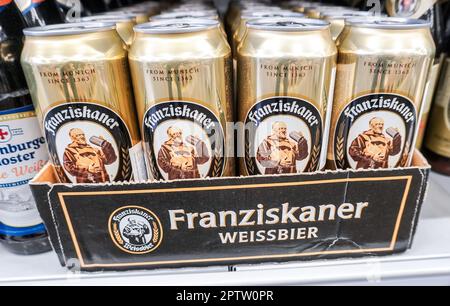 Samara, Russland - 21. April 2023: Franziskaner alkoholisches Konservenbier auf dem Regal im Superstore. Deutsches Bier. Verschiedene alkoholische Getränke und Spirituosen dr Stockfoto