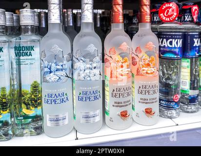 Samara, Russland - 21. April 2023: Belaya Berezka Russischer Wodka im Regal eines Supermarkts. Verschiedene alkoholische Getränke in Flaschen und Spirituosen. Fil Stockfoto
