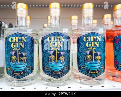 Samara, Russland - 23. April 2023: Chin Gin alkoholisches Getränk in einem Superstore. Starke alkoholische Getränke. Selektiver Fokus Stockfoto