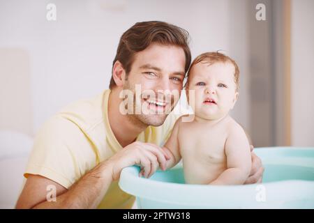 Wo sind die Blasen? Porträt eines jungen Vaters, der sich im Bad mit seiner kleinen Tochter verbindet Stockfoto