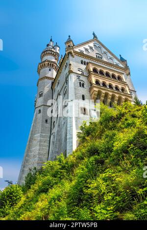 Hinter der Fassade des Schlosses Neuschwanstein befindet sich ein schräger Blick Stockfoto