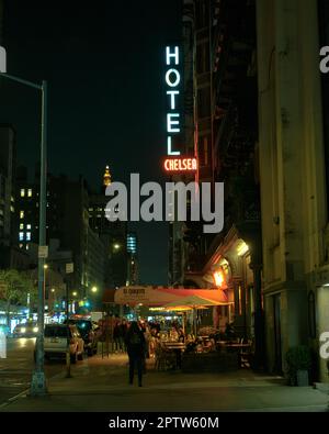 Hotel-Chelsea-Schild bei Nacht auf der 23. Street, Manhattan, New York Stockfoto