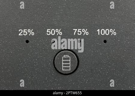 Powerbank mit vier Anzeigeleuchten für Absenken, Prüftaste. Extreme Nahaufnahmen. Seitenansicht. Hochauflösendes Foto. Volle Schärfentiefe. Stockfoto
