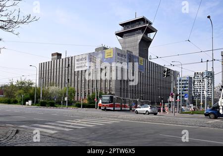 Prag, Tschechische Republik. 28. April 2023. Der CETIN-Gebäudekomplex in Zizkov, Prag 3, Tschechische Republik, 28. April 2023. Kredit: Katerina Sulova/CTK Photo/Alamy Live News Stockfoto