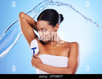 Schwarze Frau, Wasserspritzer und rasierende Achselhöhle mit Creme für Hautpflege Körpergesundheit, Kosmetik Hygiene und Beauty Grooming Routine. Selbstpflege, Haarentfernung Stockfoto