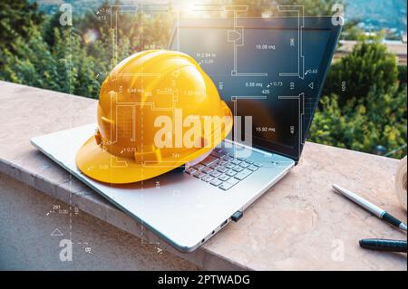 Laptop eines Architekten, der ein neues Haus plant Stockfoto