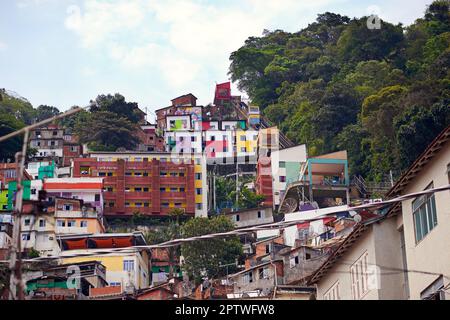 Die Slums Brasiliens. Slums an einem Berghang in Rio de Janeiro, Brasilien Stockfoto