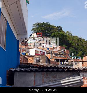 Eine große Bevölkerung zu beherbergen. Slums an einem Berghang in Rio de Janeiro, Brasilien Stockfoto