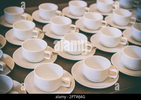 Viele weiße Kaffeetassen oder leerer Tee Stockfoto