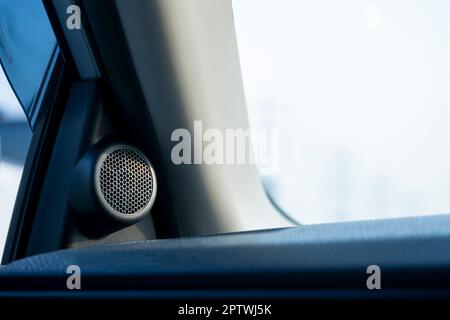 Kleine Lautsprecher, die im Auto Radio hören Stockfoto