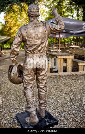 Niki Lauda Statue. Österreichischer Formel-1-Weltmeister im Motorsport Stockfoto